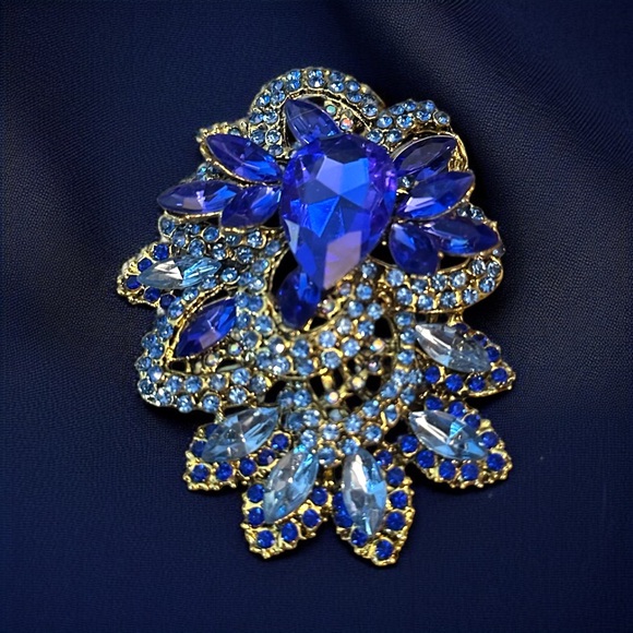 Jewelry - Large gold tone blue rhinestone flower brooch